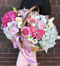 Композиция солнечный день в Обозерском Цветочная композиция из Розы, Хризантемы, Пионы и Лизиантусы в корзине в Обозерском
