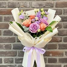 Букет цветов из:  Лизиантусы и Розы в Обозерском